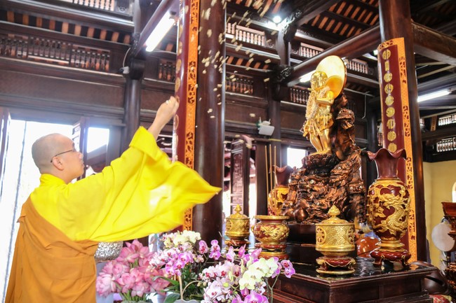 Welcome the Buddha's Birthday Ceremony at Hoa Phuc Pagoda